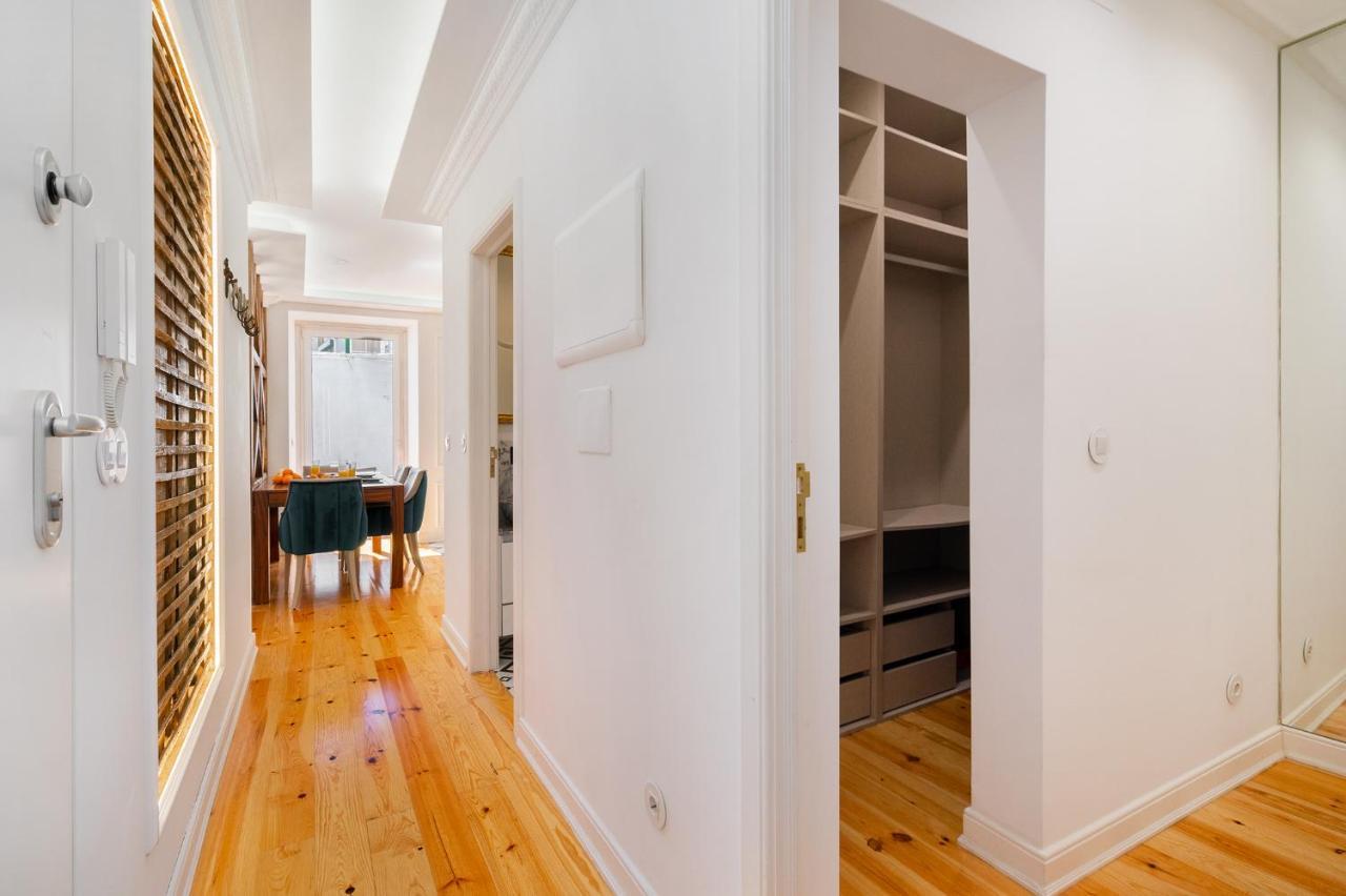 Whome | Great Location & Large Family Apartment W/Patio Lisbona Esterno foto